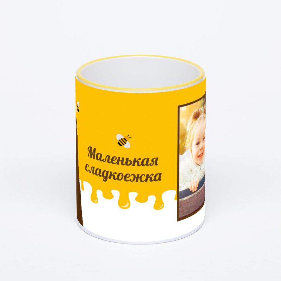 Кружка с желтой ручкой и ободком