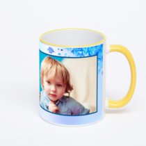 Кружка с желтой ручкой и ободком