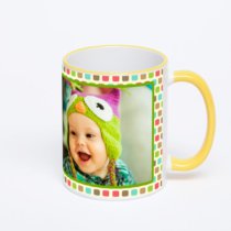 Кружка с желтой ручкой и ободком