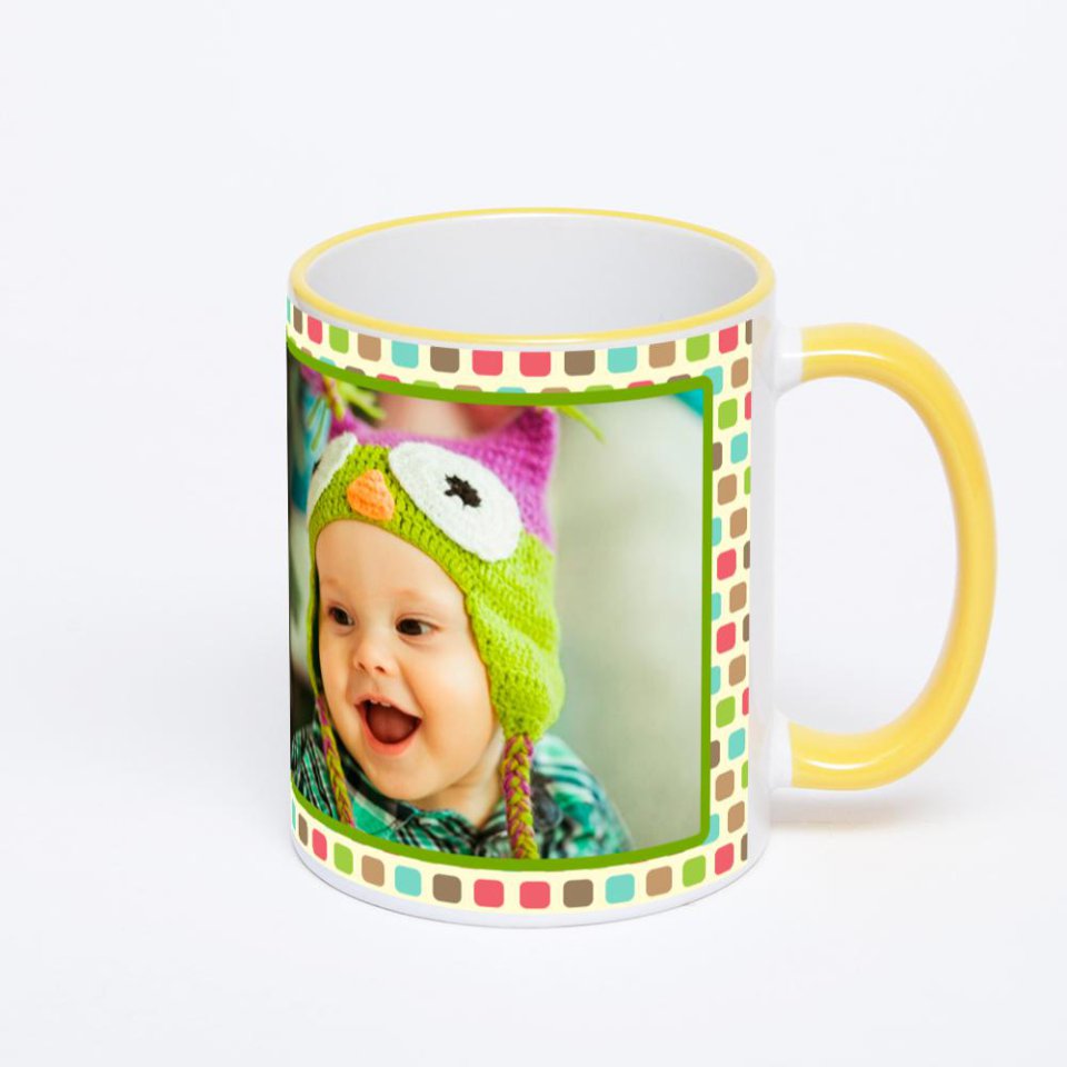 Кружка с желтой ручкой и ободком