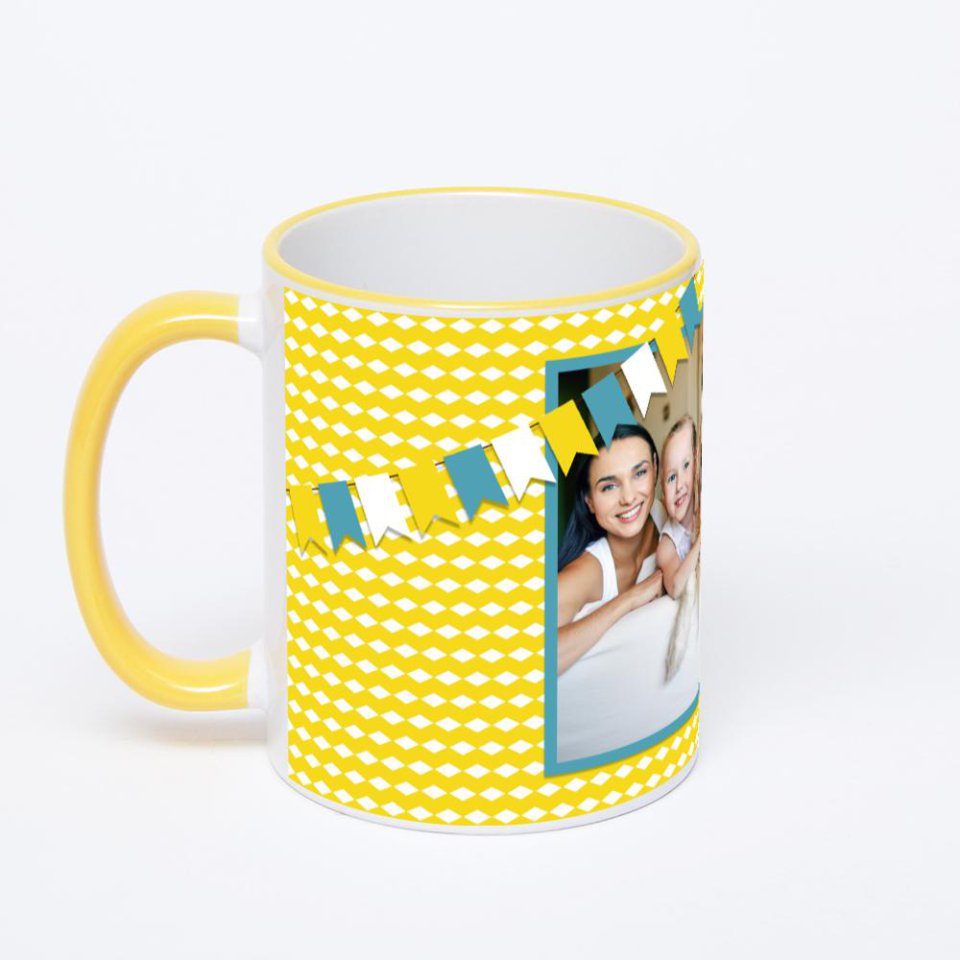 Кружка с желтой ручкой и ободком