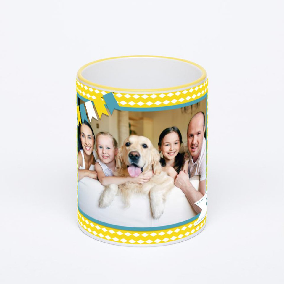 Кружка с желтой ручкой и ободком