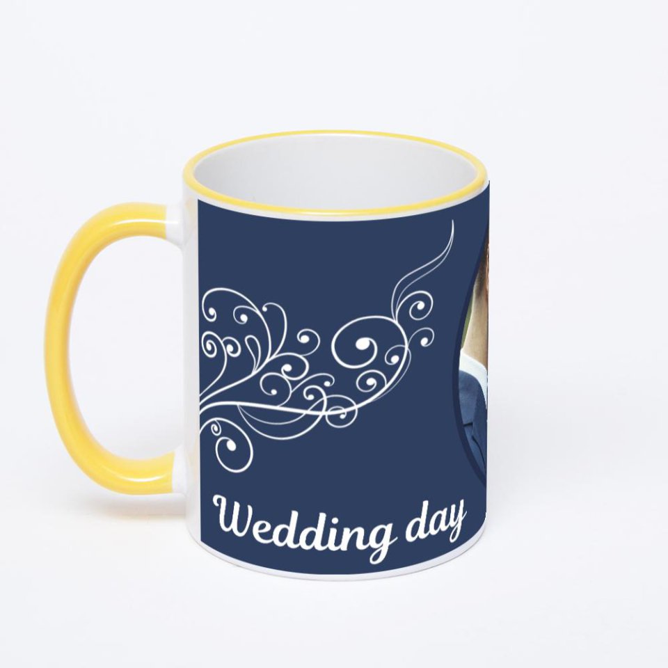 Кружка с желтой ручкой и ободком