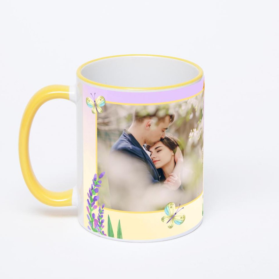 Кружка с желтой ручкой и ободком