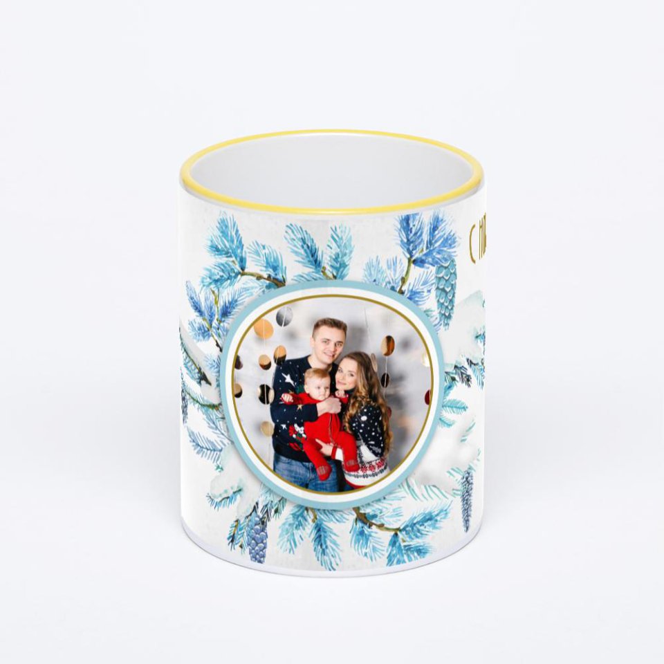 Кружка с желтой ручкой и ободком