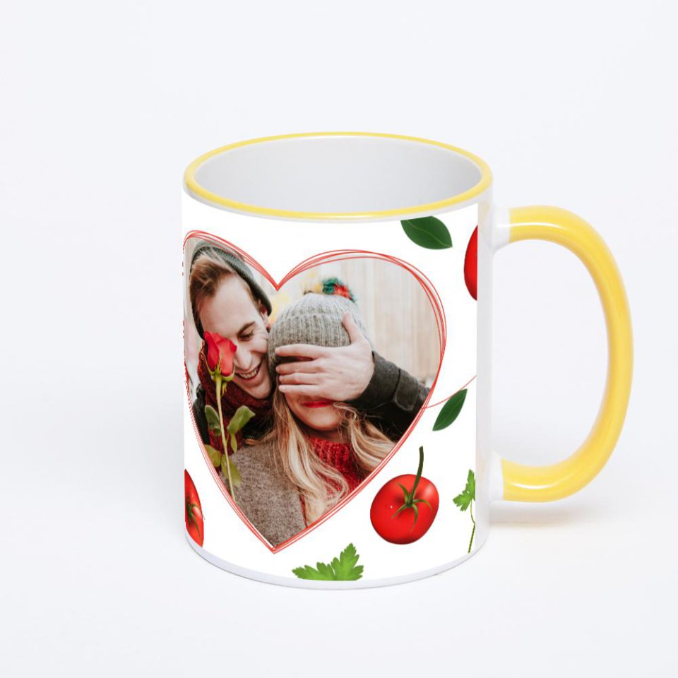 Кружка с желтой ручкой и ободком