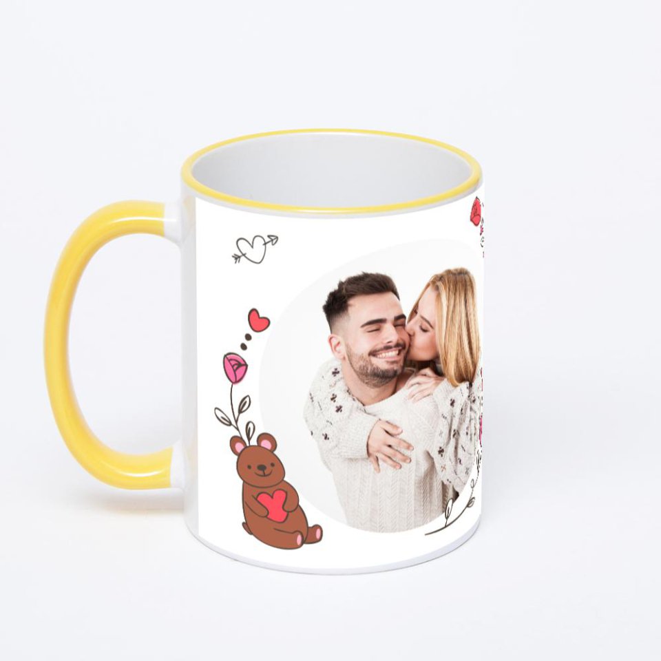 Кружка с желтой ручкой и ободком