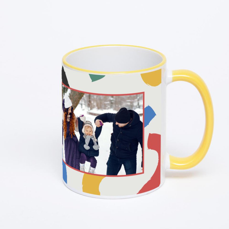 Кружка с желтой ручкой и ободком