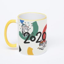 Кружка с желтой ручкой и ободком