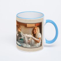 Кружка с синей ручкой и ободком