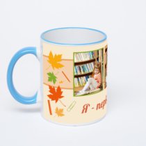 Кружка с синей ручкой и ободком