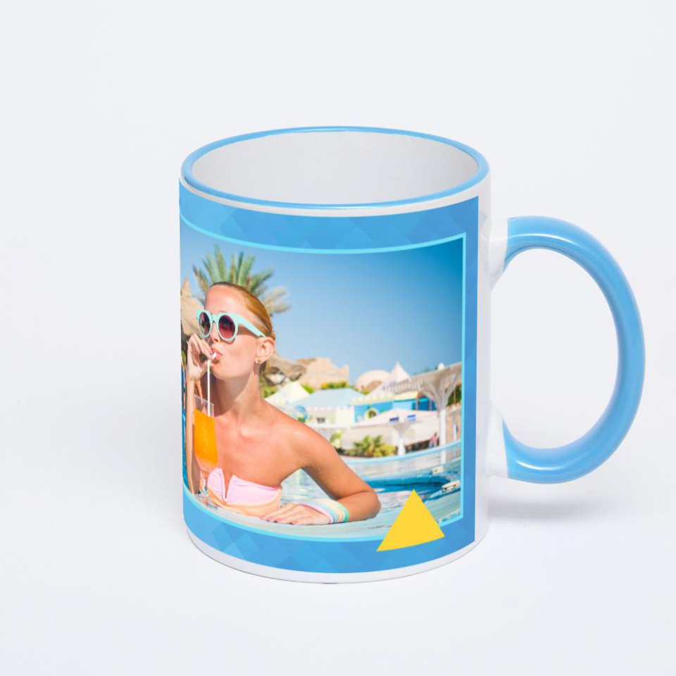 Кружка с синей ручкой и ободком