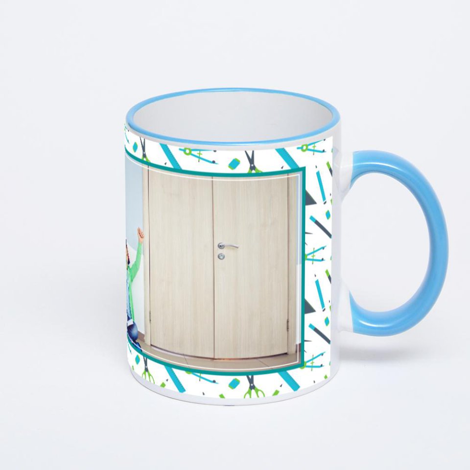 Кружка с синей ручкой и ободком