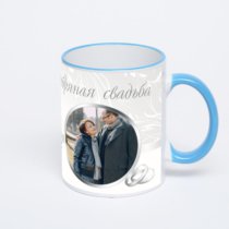 Кружка с синей ручкой и ободком