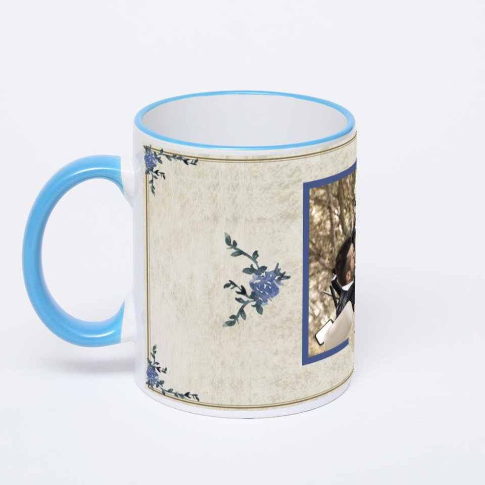 Кружка с синей ручкой и ободком