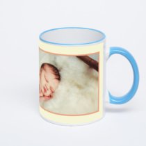 Кружка с синей ручкой и ободком