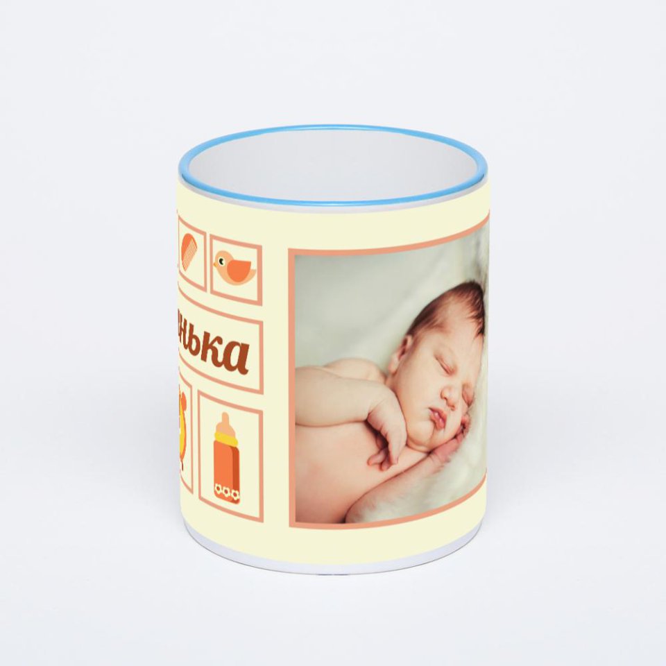 Кружка с синей ручкой и ободком