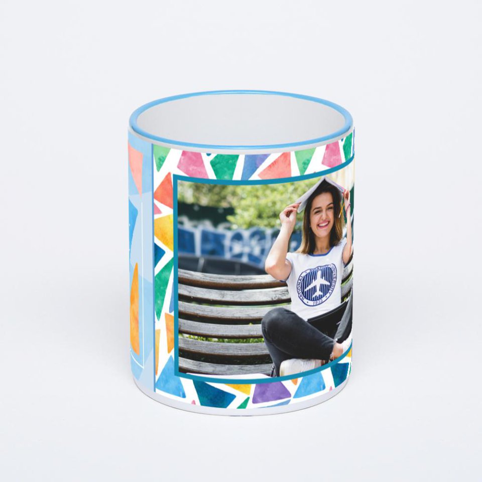 Кружка с синей ручкой и ободком