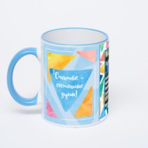 Кружка с синей ручкой и ободком