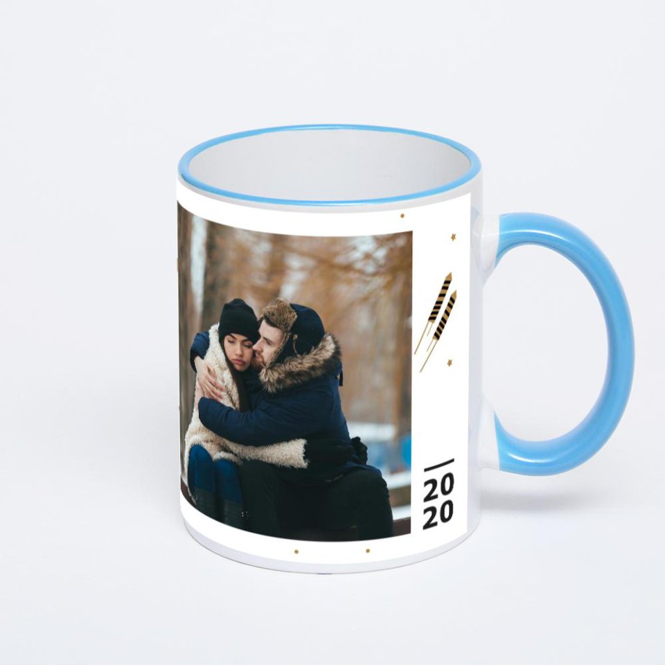 Кружка с синей ручкой и ободком