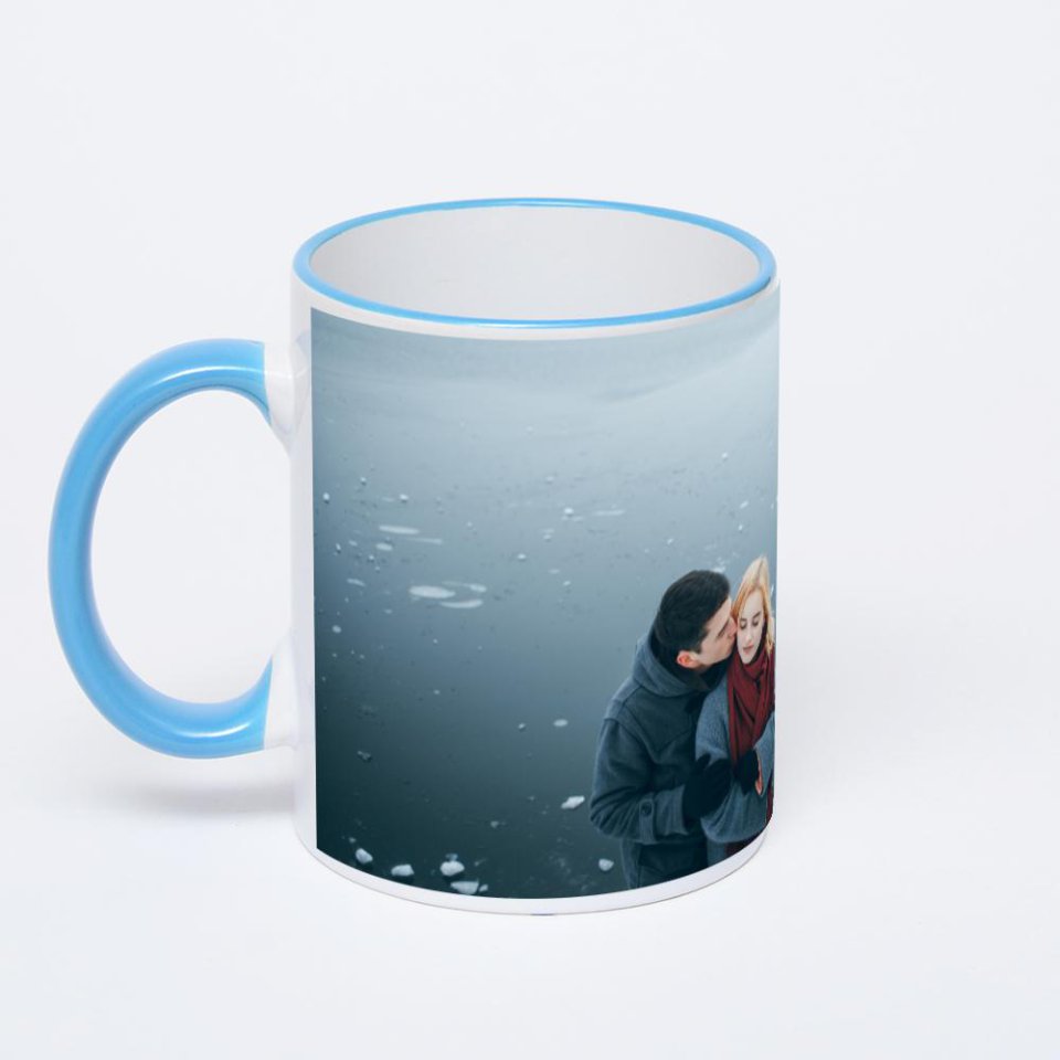 Кружка с синей ручкой и ободком