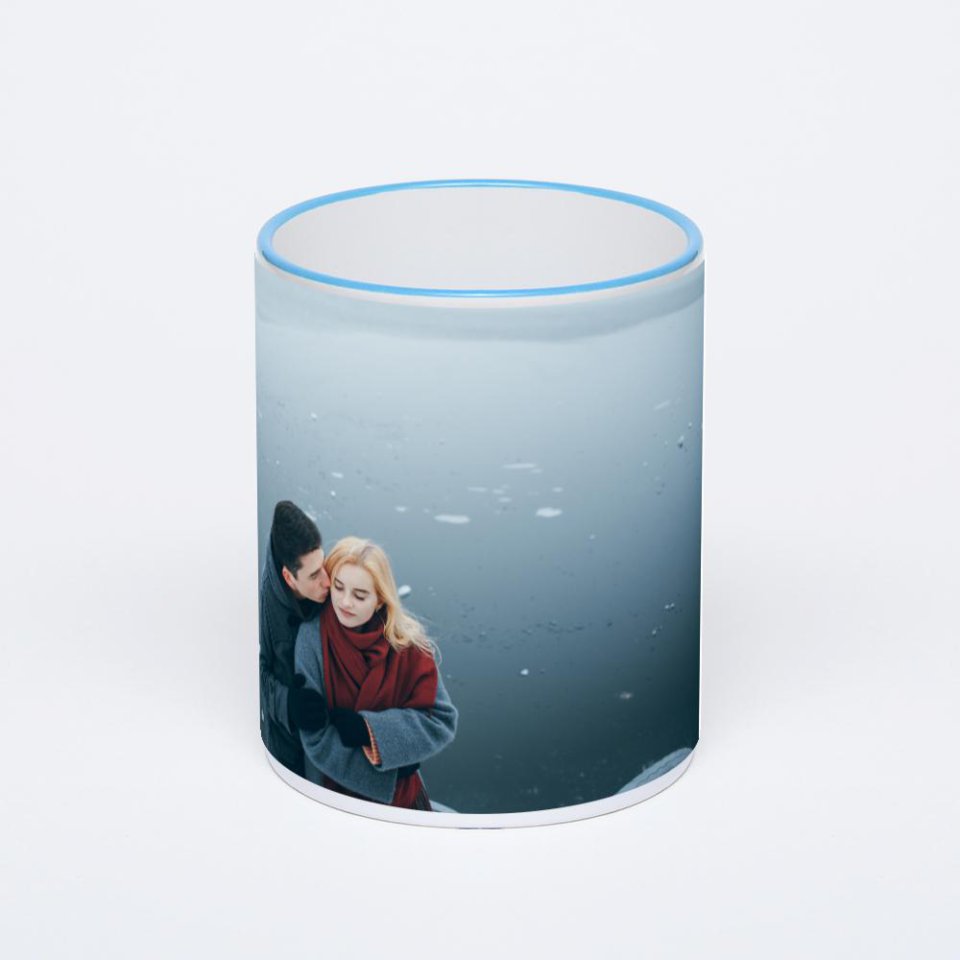 Кружка с синей ручкой и ободком