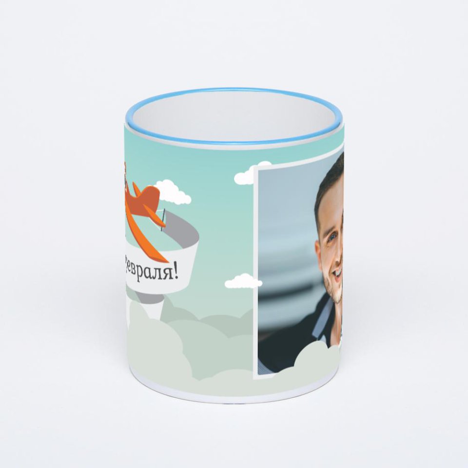 Кружка с синей ручкой и ободком