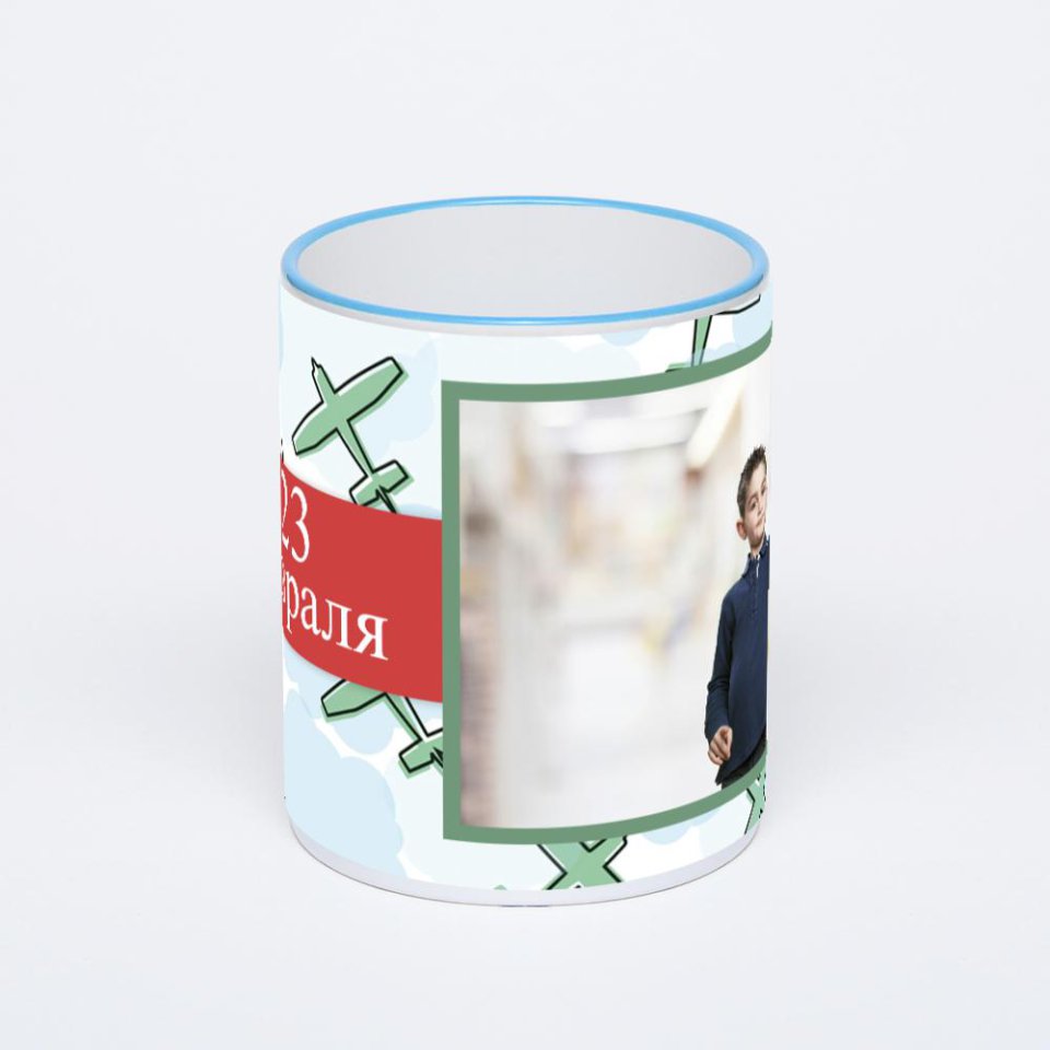 Кружка с синей ручкой и ободком