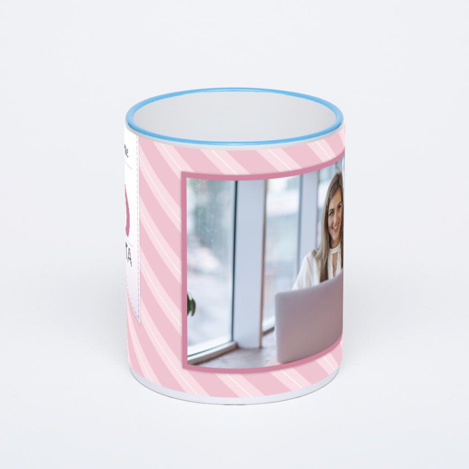 Кружка с синей ручкой и ободком