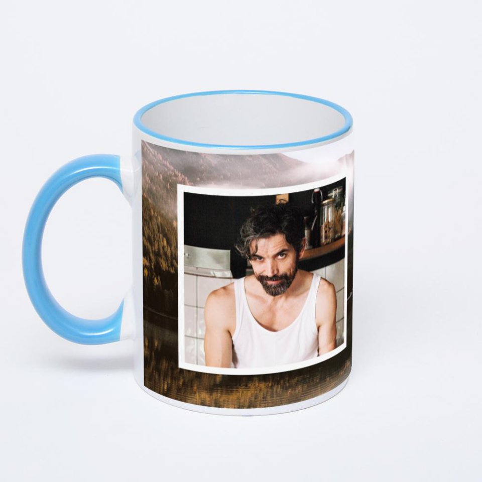 Кружка с синей ручкой и ободком