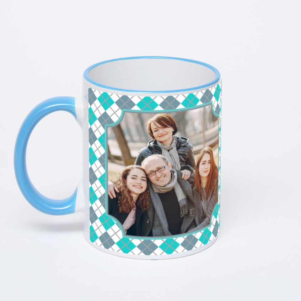 Кружка с синей ручкой и ободком