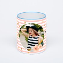 Кружка с синей ручкой и ободком