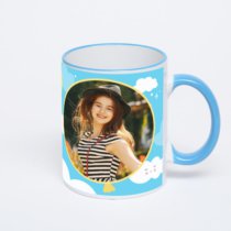 Кружка с синей ручкой и ободком