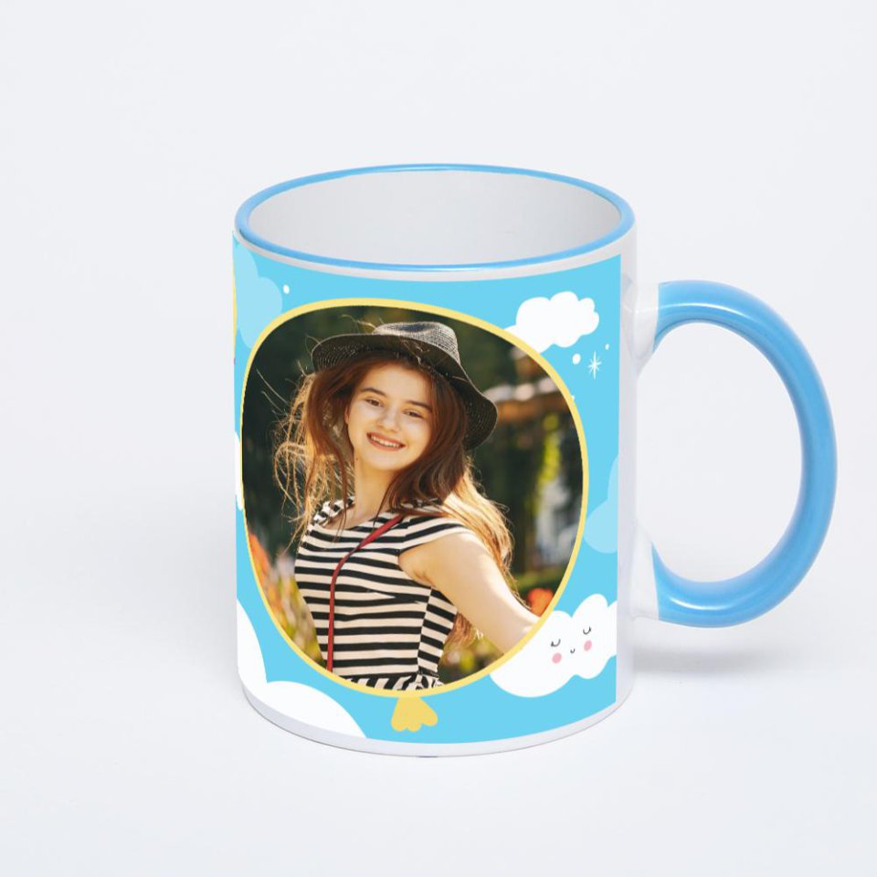 Кружка с синей ручкой и ободком