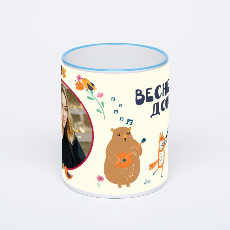 Кружка с синей ручкой и ободком