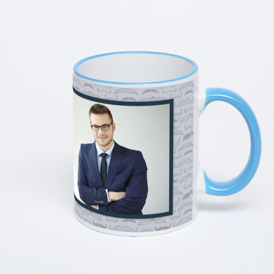 Кружка с синей ручкой и ободком