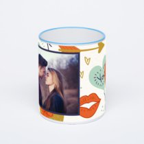 Кружка с синей ручкой и ободком