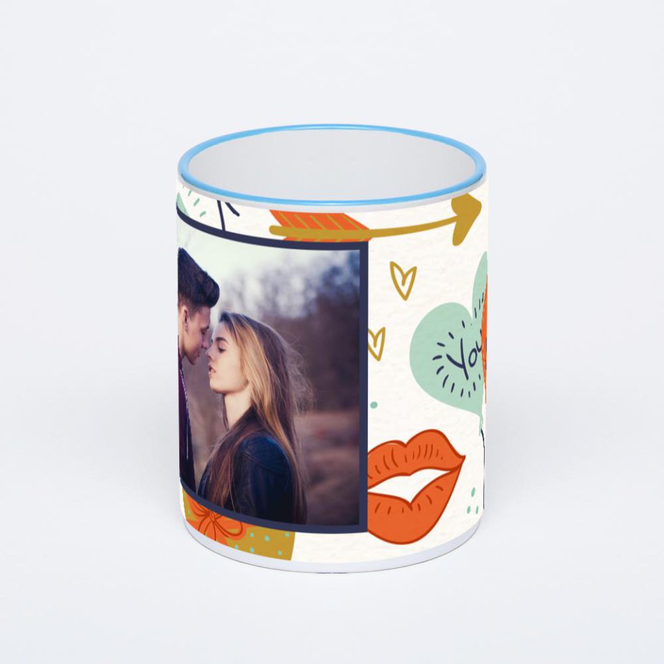 Кружка с синей ручкой и ободком