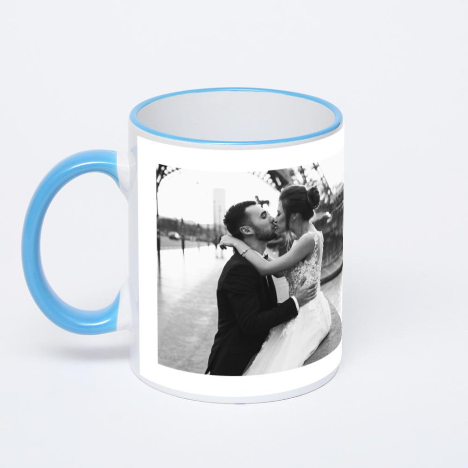 Кружка с синей ручкой и ободком