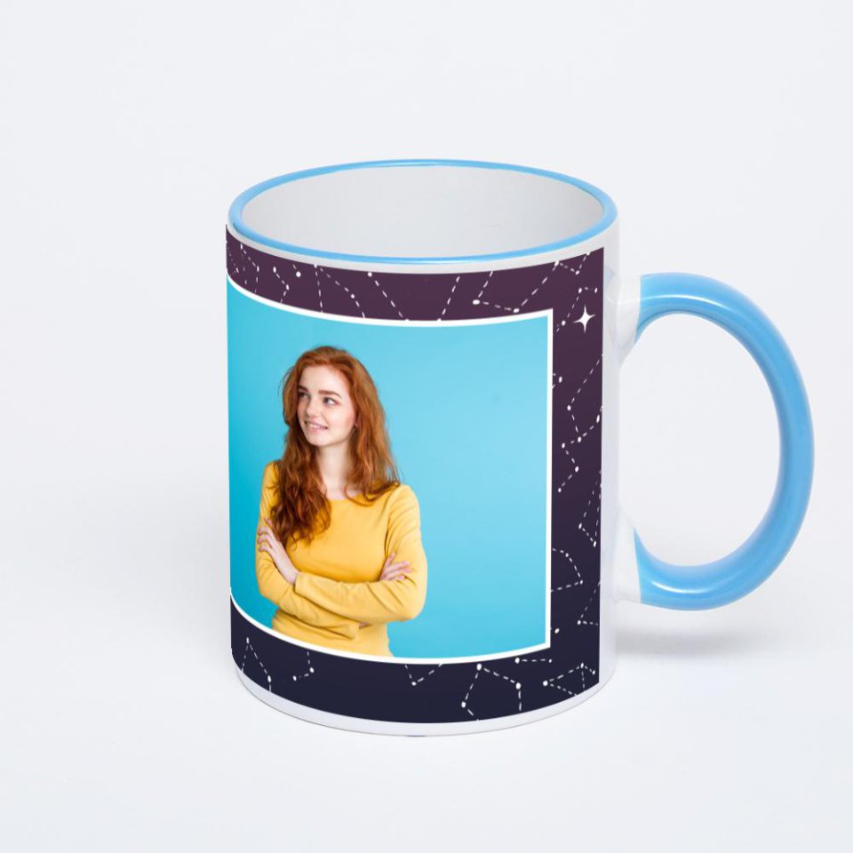 Кружка с синей ручкой и ободком