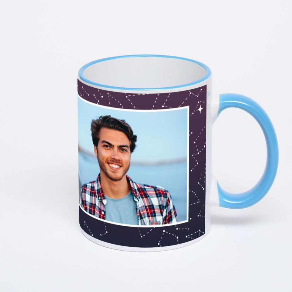 Кружка с синей ручкой и ободком