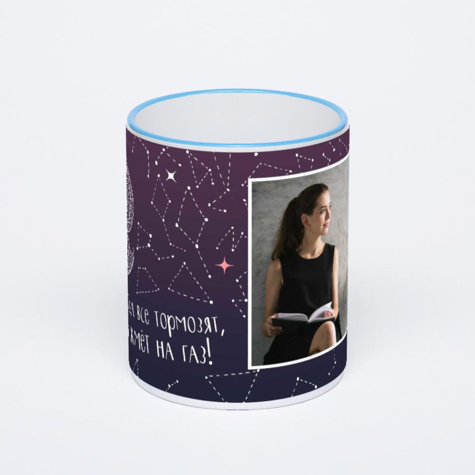 Кружка с синей ручкой и ободком