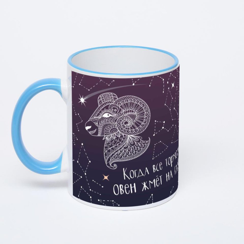 Кружка с синей ручкой и ободком