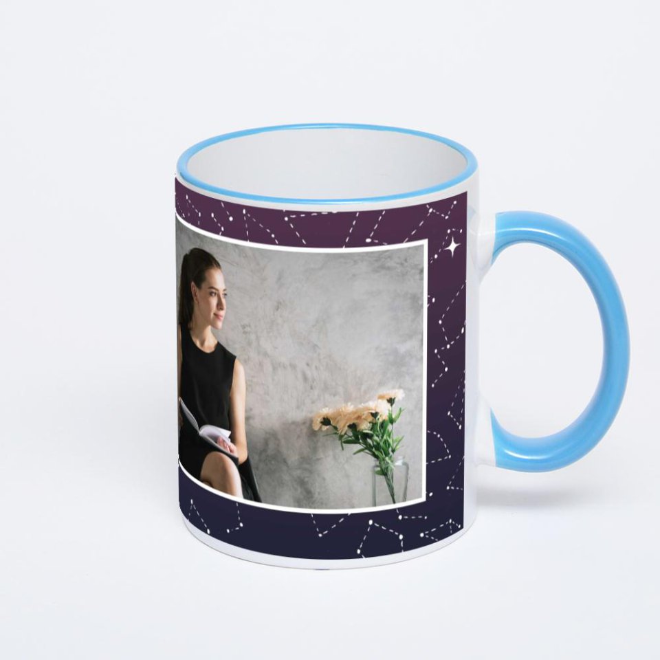 Кружка с синей ручкой и ободком