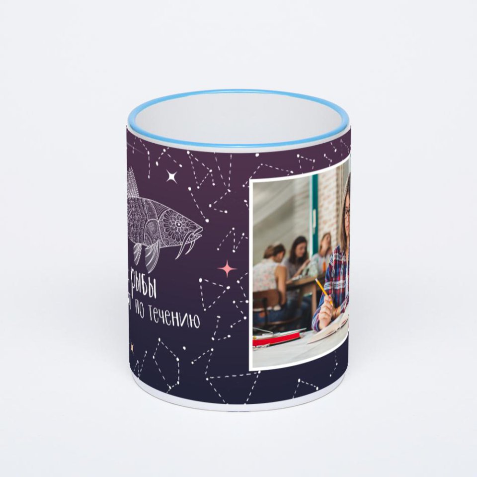 Кружка с синей ручкой и ободком