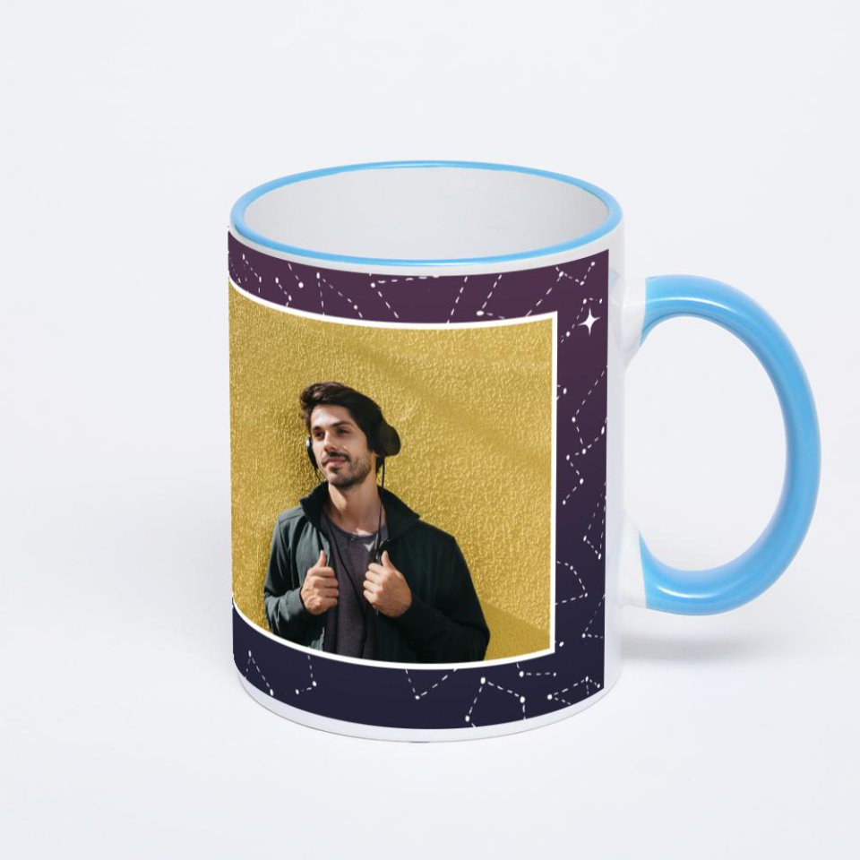 Кружка с синей ручкой и ободком