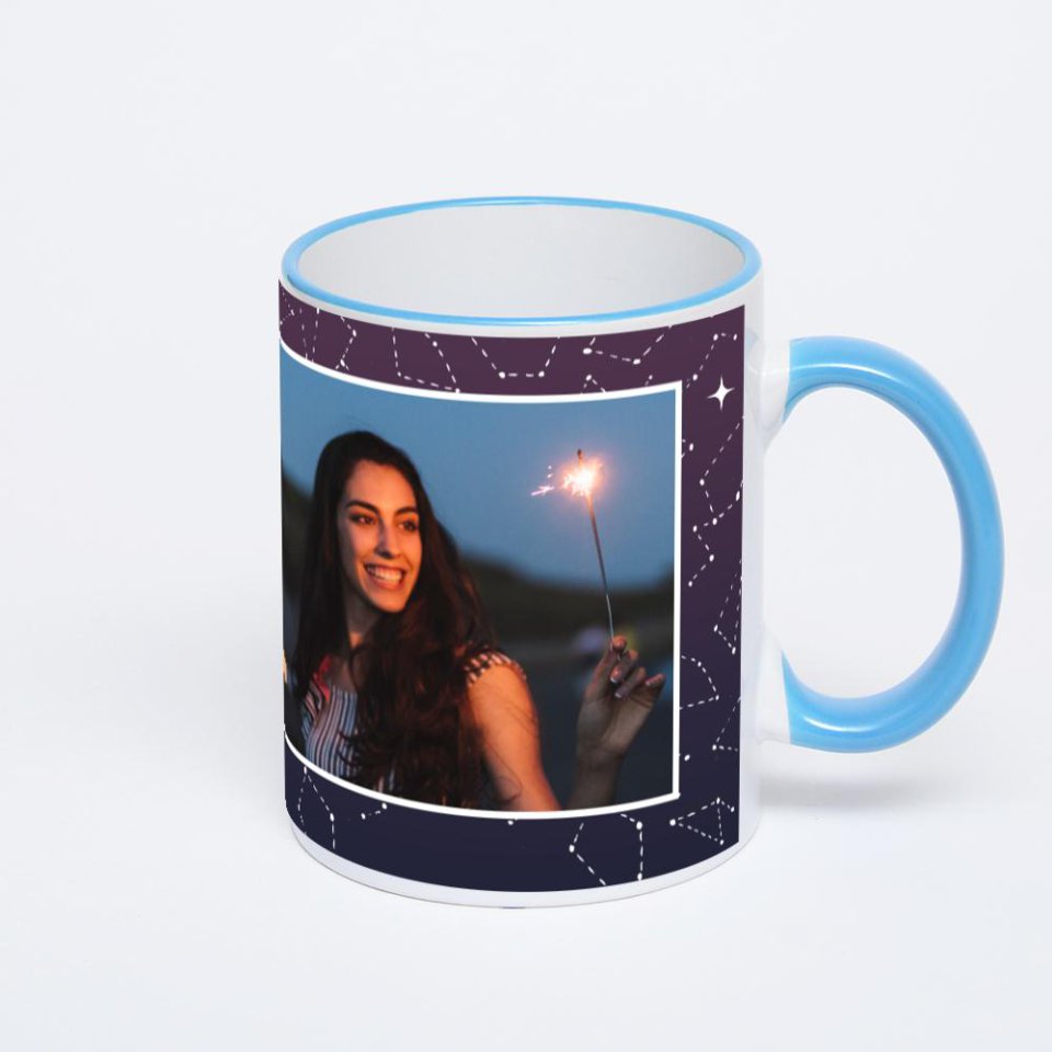 Кружка с синей ручкой и ободком