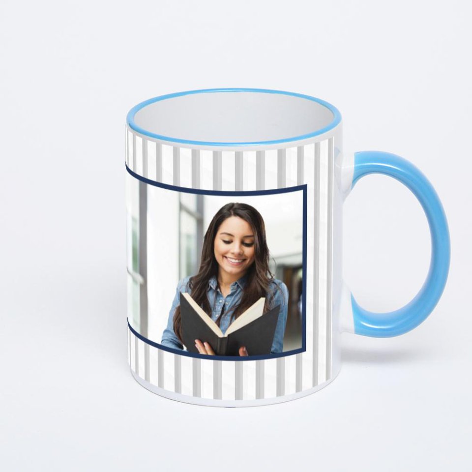 Кружка с синей ручкой и ободком