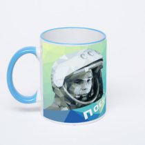 Кружка с синей ручкой и ободком