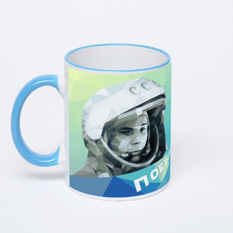 Кружка с синей ручкой и ободком